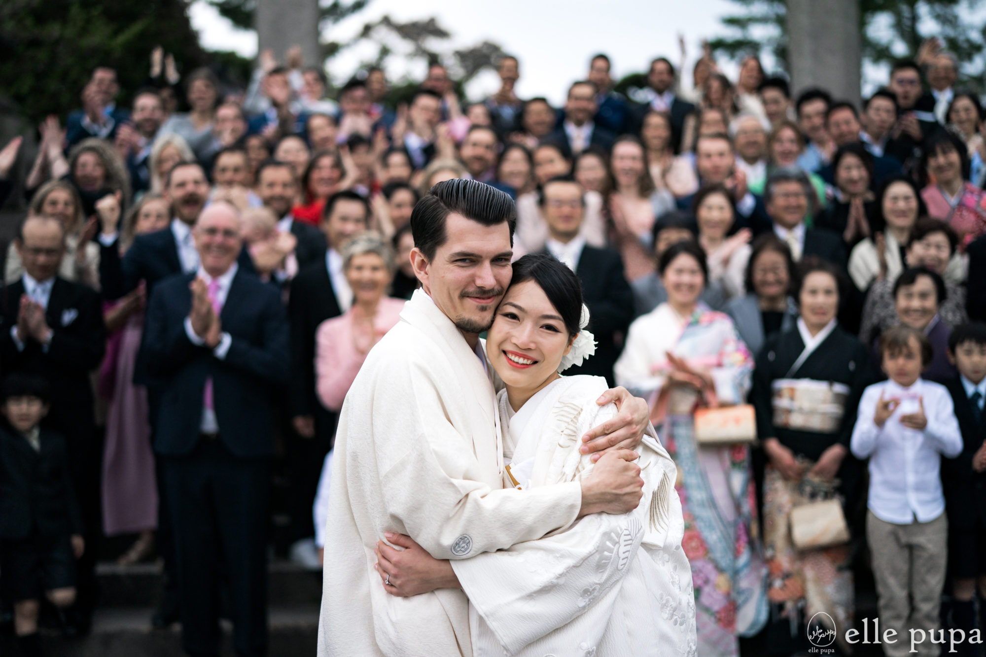 京都・豊国神社での結婚式（神前式）を終え、参列者と記念撮影。