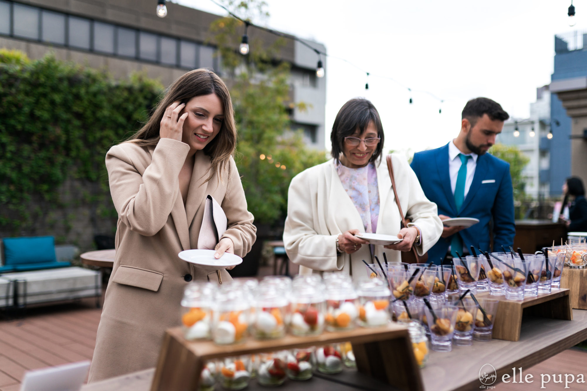 京都のガーデンウェディングでの結婚式で、料理を選ぶ参列者。