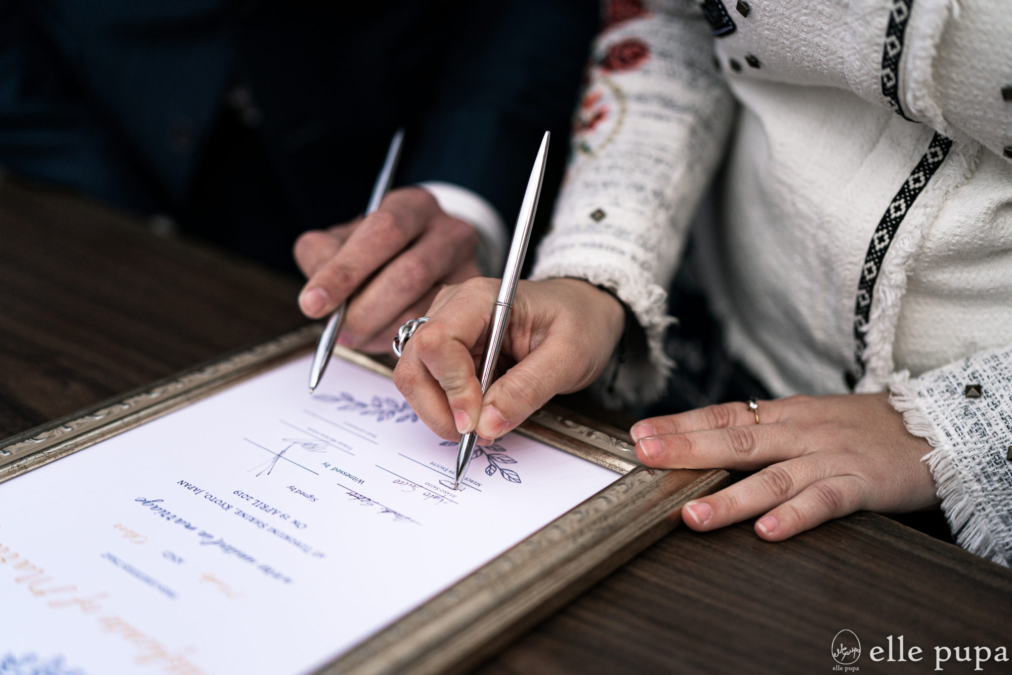 京都のガーデンウェディングの様子。結婚証明書のサイン。