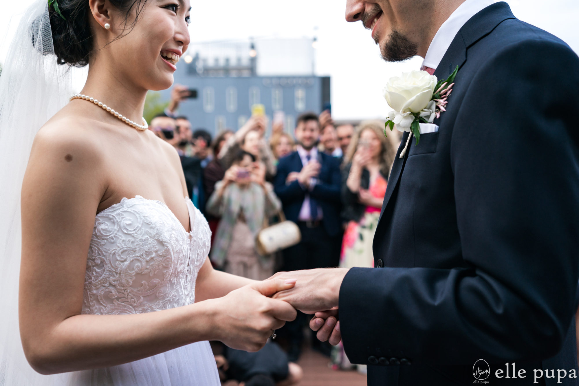 京都のガーデンウェディングで結婚式の様子。指輪を交換した新郎新婦。