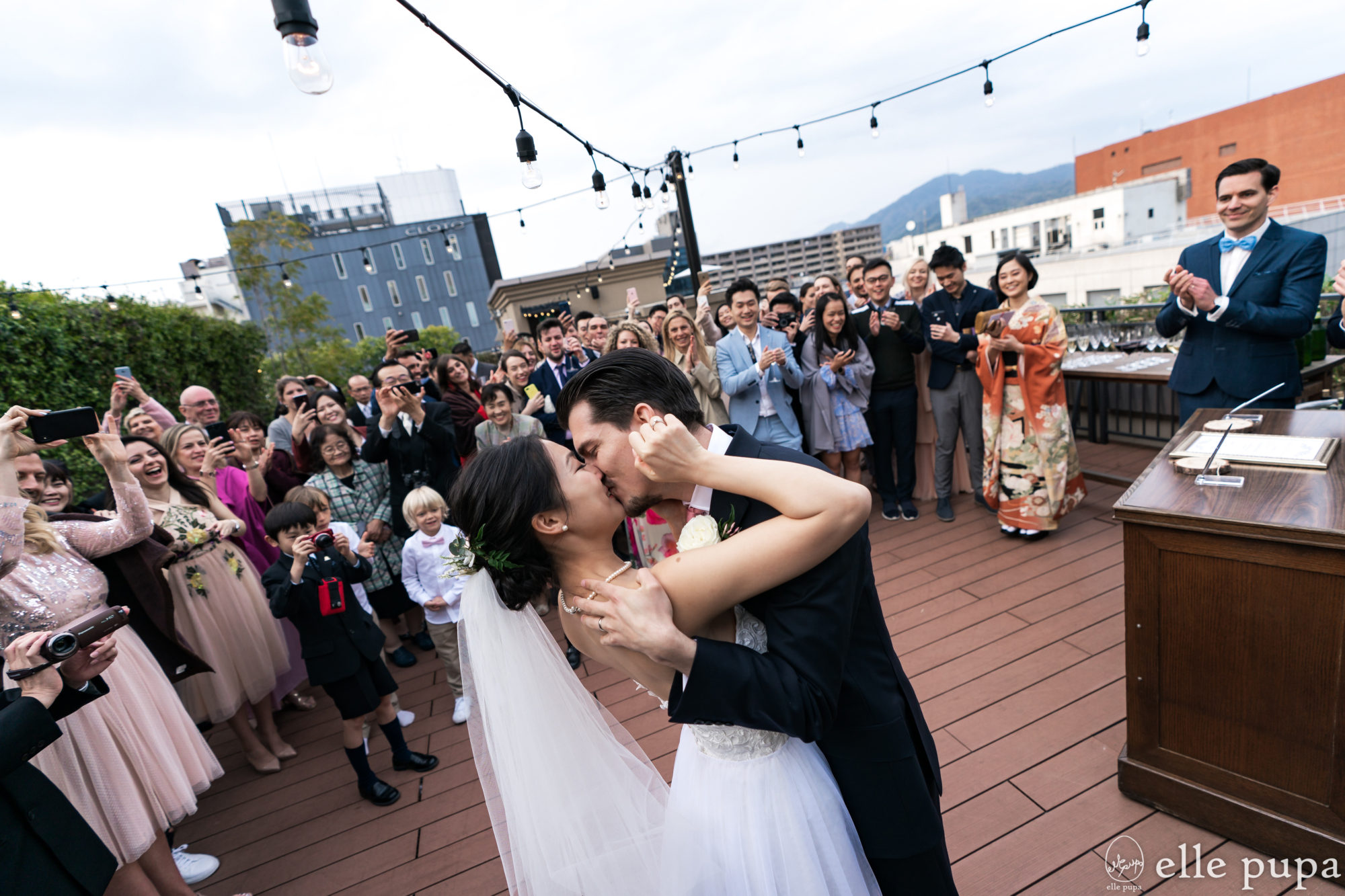 京都のガーデンウェディングでの結婚式。熱いキスを交わす新郎新婦。
