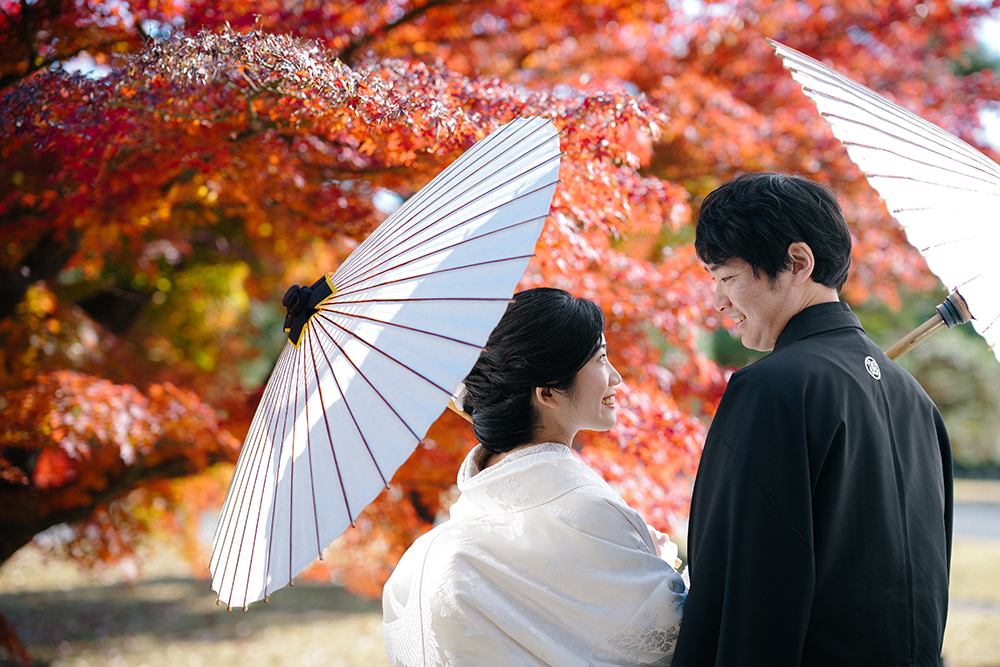 東京・浜離宮の前撮り/フォトウェディングのロケーション撮影 | 自然豊かな庭園は様々な木々があります。