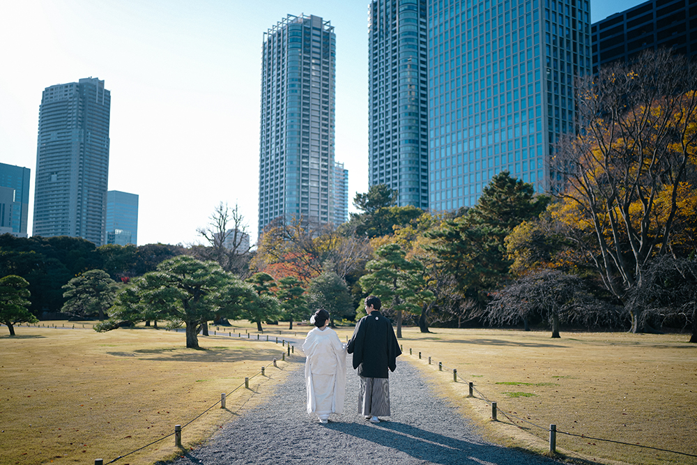 の前撮り/フォトウェディングのロケーション撮影 | 東京だからこそ庭園から見える高層ビルとの前撮りは魅力的です。