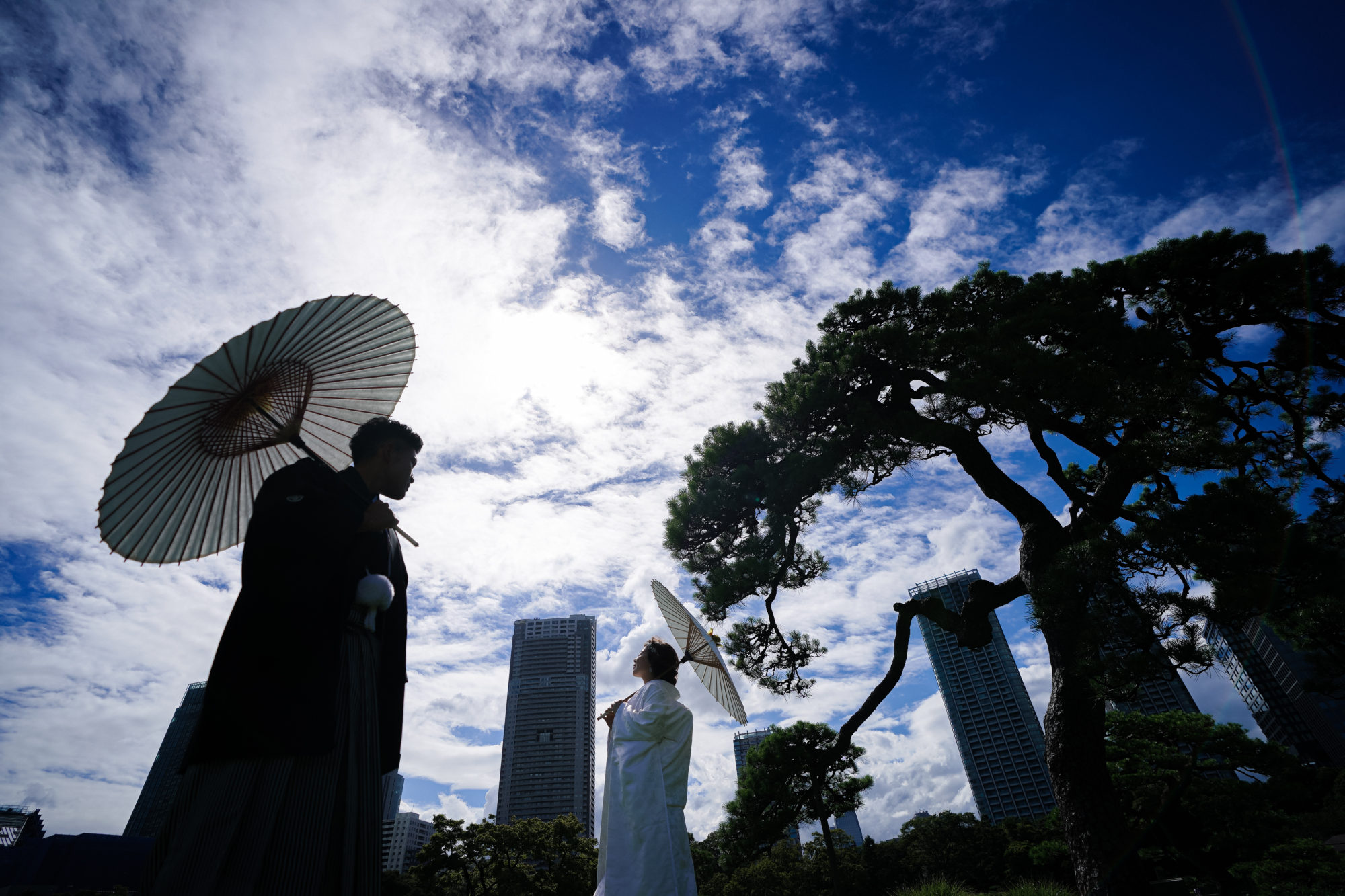 東京・浜離宮の前撮り/フォトウェディングのロケーション撮影 | 東京だからこそ立派な庭園から見える高層ビルとの前撮りは魅力的です。