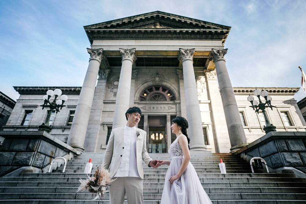 大阪・中之島の前撮り/フォトウェディングのロケーション撮影 | 迫力ある建物をバックに。