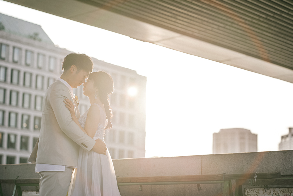 大阪・中之島の前撮り/フォトウェディングのロケーション撮影 | 夕焼けに差し掛かる西日と一緒に。