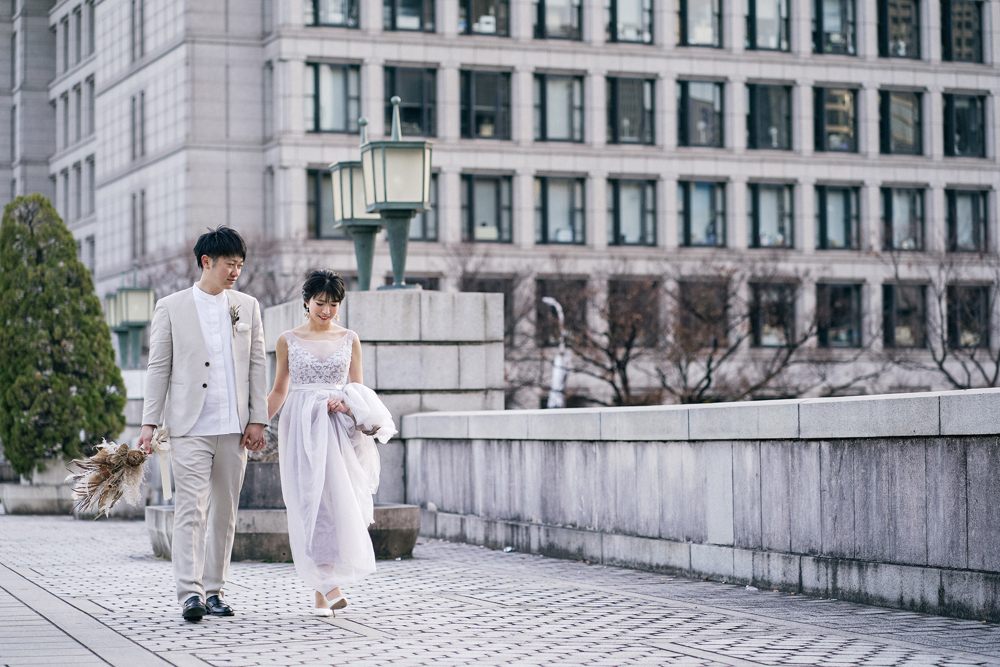 大阪・中之島の前撮り/フォトウェディングのロケーション撮影 | ドレス姿で大阪を散策。