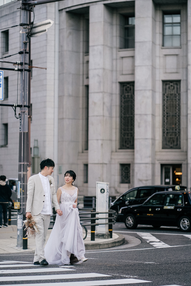 大阪・中之島の前撮り/フォトウェディングのロケーション撮影 | 大阪の建物をバックに洋装前撮り。