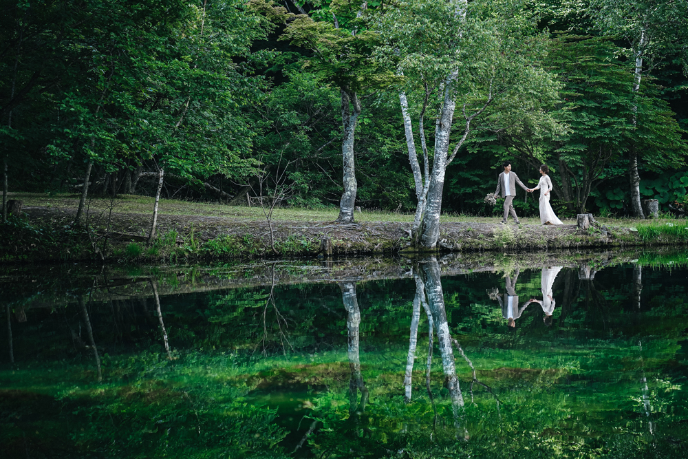 北海道・鳥沼公園の前撮り/フォトウェディングのロケーション撮影 | どこまでも続く新緑の世界。