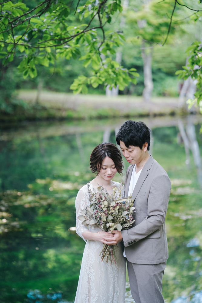 北海道・鳥沼公園の前撮り/フォトウェディングのロケーション撮影 | ウェディングドレスの白さが際立つ、木々たっぷりの世界。