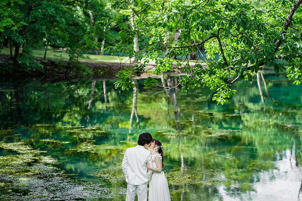 北海道・鳥沼公園の前撮り/フォトウェディングのロケーション撮影 | エメラルドグリーンに染まる自然の中で。
