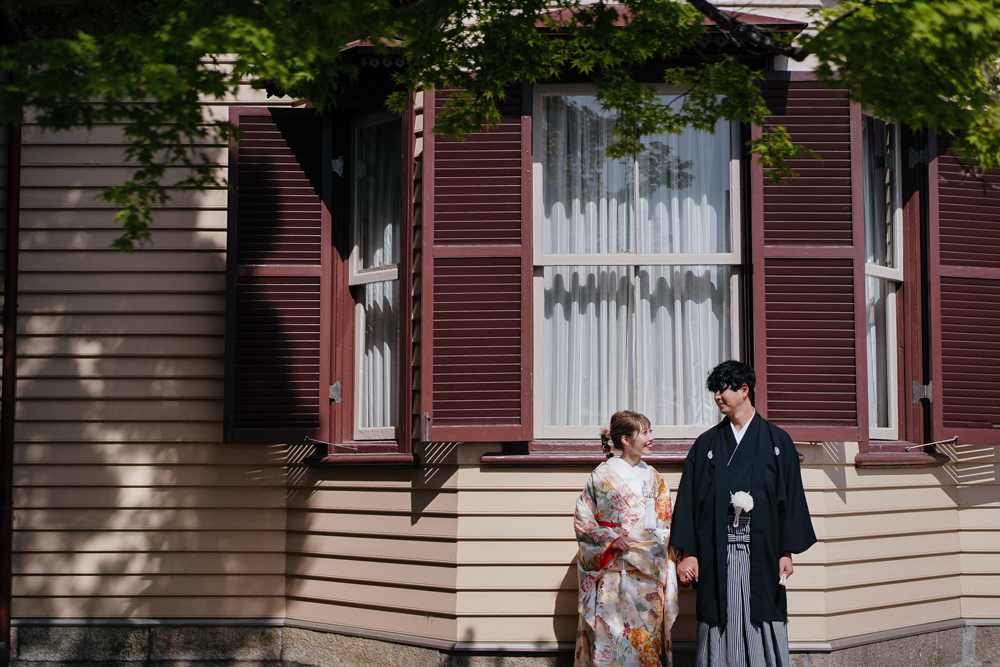 神戸・ラインの館の前撮り/フォトウェディングのロケーション撮影 | 美しい直線が並ぶ洋館の建物をバックに。