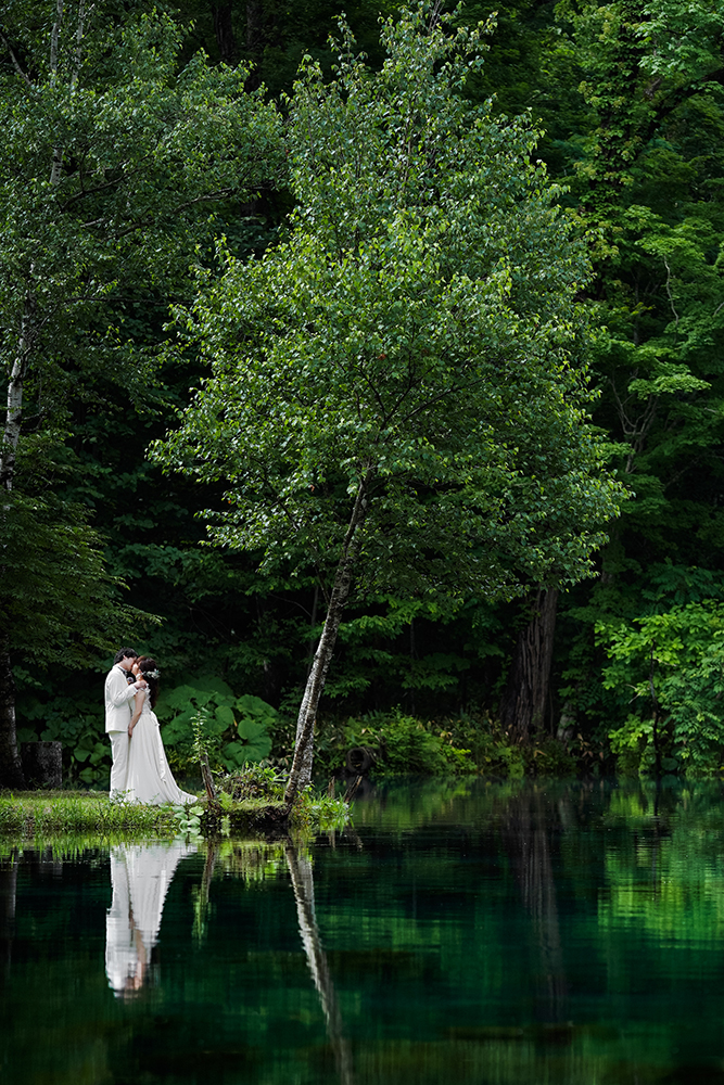 北海道・鳥沼公園の前撮り/フォトウェディングのロケーション撮影 | 透明な池に映り込む２人の世界。