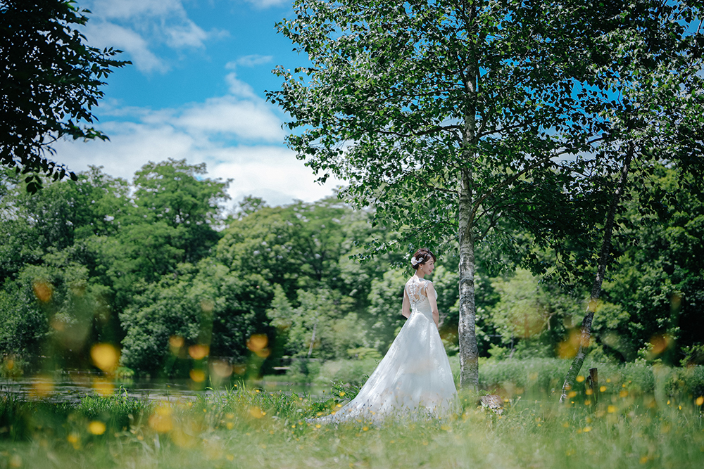 北海道・鳥沼公園の前撮り/フォトウェディングのロケーション撮影 | 可愛いお花も彩りを加えてくれます。