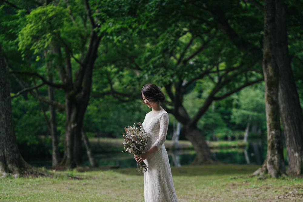 北海道・鳥沼公園の前撮り/フォトウェディングのロケーション撮影 | どこまでも続く新緑の世界。