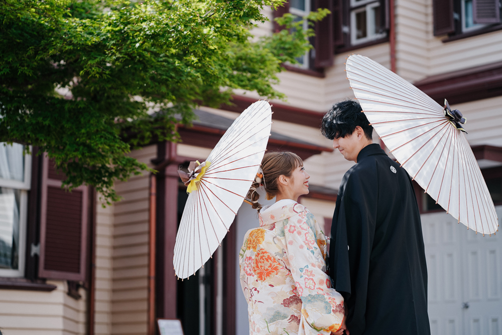 神戸・ラインの館の前撮り/フォトウェディングのロケーション撮影 | 和傘を使った和装の前撮りショット。