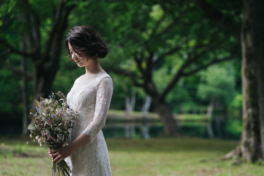 北海道・鳥沼公園の前撮り/フォトウェディングのロケーション撮影 | ウェディングドレスの白さが際立つ、木々たっぷりの世界。