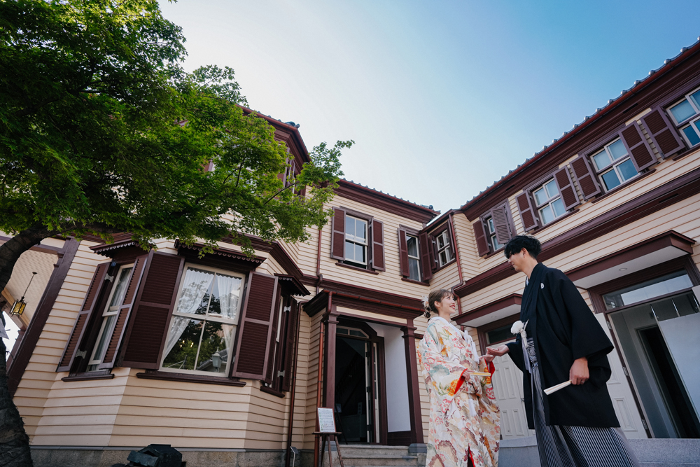 神戸・ラインの館の前撮り/フォトウェディングのロケーション撮影 | 迫力あるラインの建物をバックに。