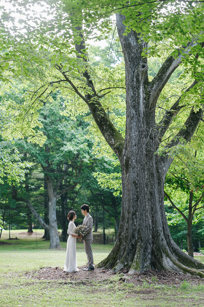 北海道・鳥沼公園の前撮り/フォトウェディングのロケーション撮影 | 大きな木々に囲まれながら。