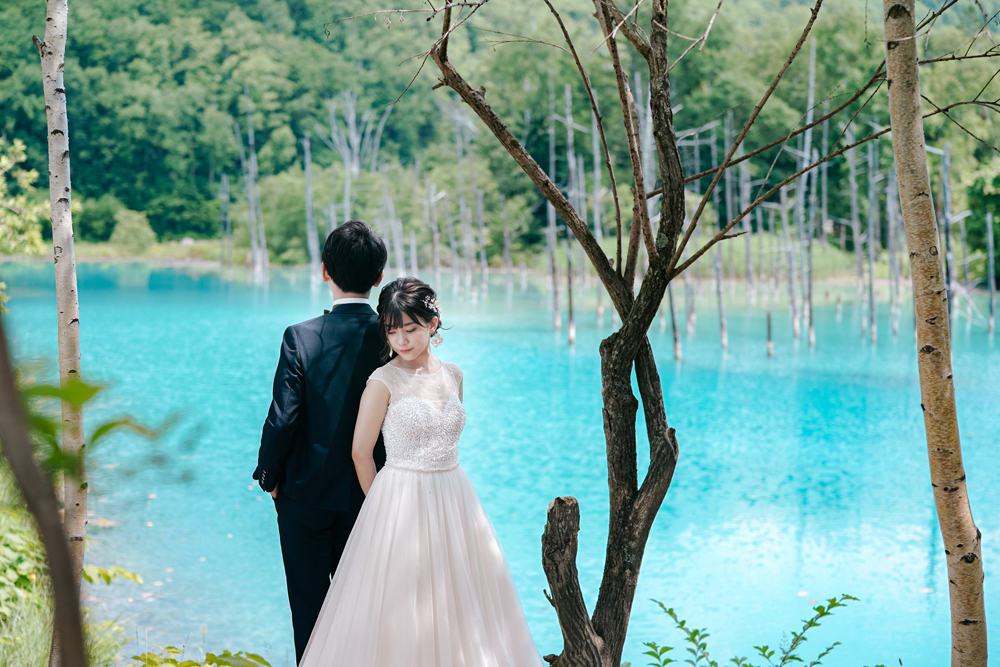 北海道・青い池の前撮り/フォトウェディングのロケーション撮影 | 神秘的な北海道のロケーションスポット◎