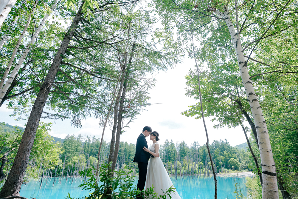 北海道・青い池の前撮り/フォトウェディングのロケーション撮影 | 一面に広がる青い池をバックに。