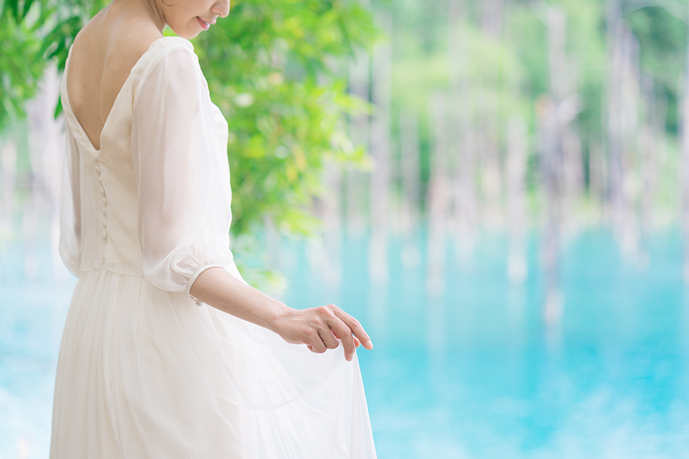 北海道・青い池の前撮り/フォトウェディングのロケーション撮影 | 広大な敷地にある青い池をバックに。