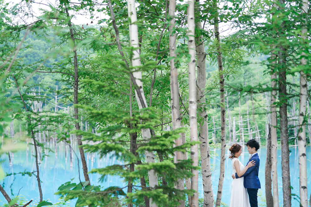 北海道・青い池の前撮り/フォトウェディングのロケーション撮影 | 美瑛にある絵に描いたような絶景の青い池をバックに。