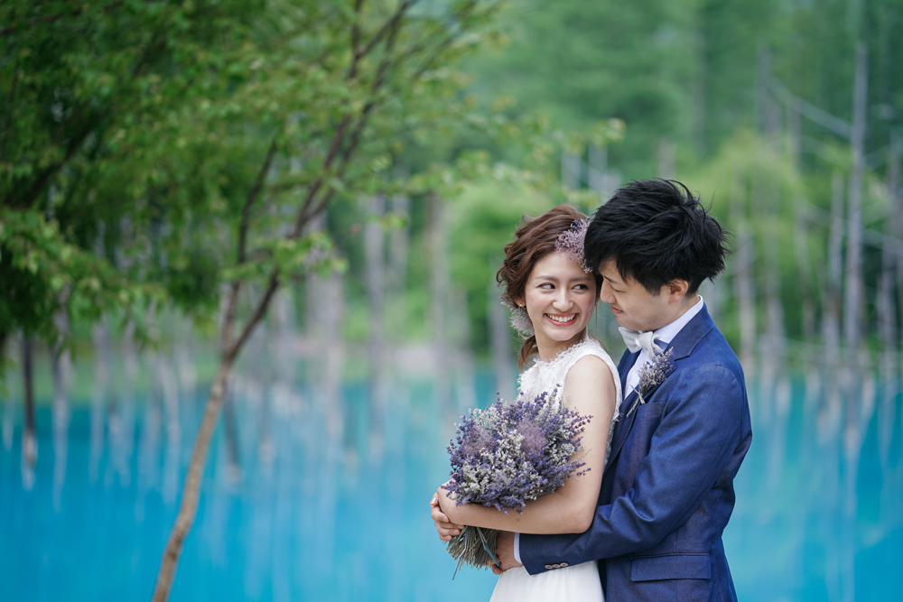 北海道・青い池の前撮り/フォトウェディングのロケーション撮影 | 美瑛にある絵に描いたような絶景の青い池をバックに。