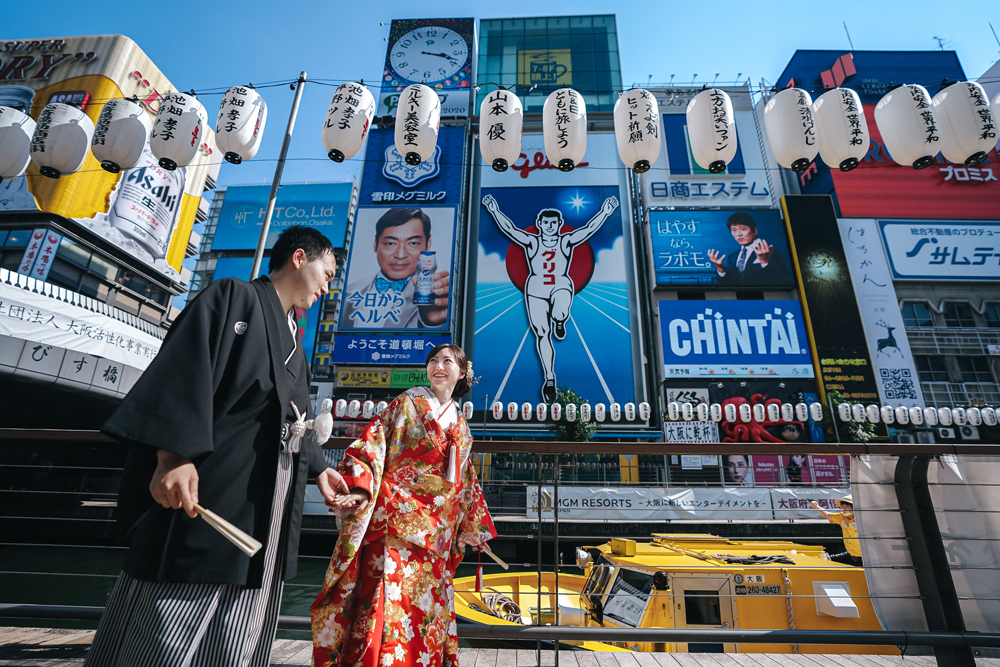 大阪・道頓堀の前撮り/フォトウェディングのロケーション撮影 | 賑やかな雰囲気たっぷりのロケーションで。