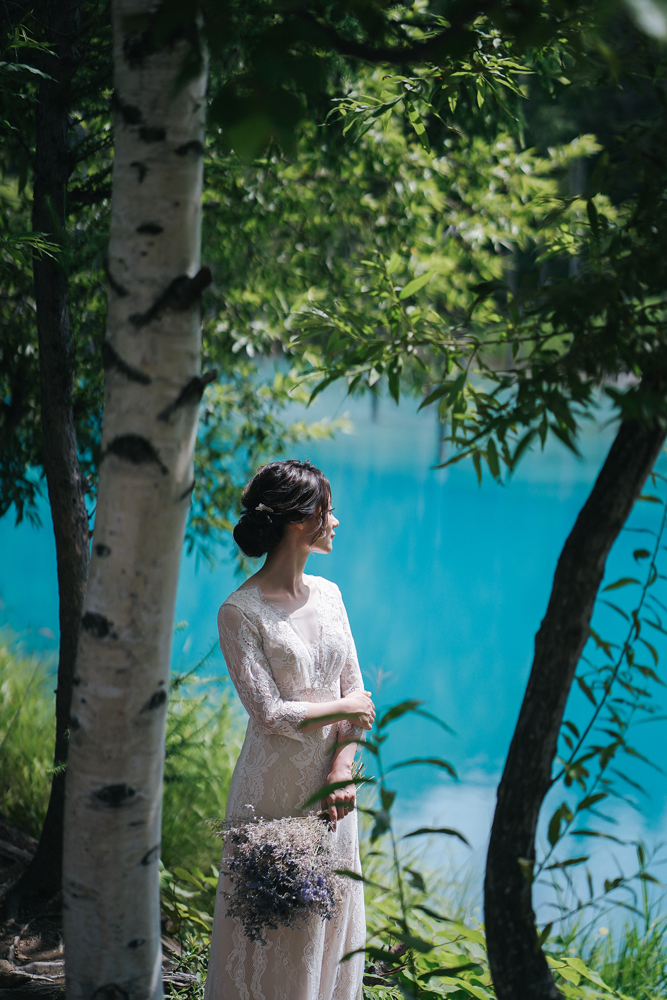 北海道・青い池の前撮り/フォトウェディングのロケーション撮影 | 美瑛にある絵に描いたような絶景の青い池をバックに。