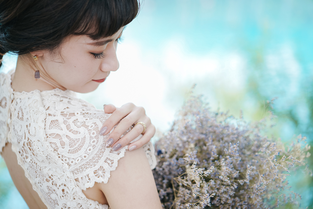 北海道・青い池の前撮り/フォトウェディングのロケーション撮影 | 鮮やかな青い色の池がドレスの白さを引き立たせます。