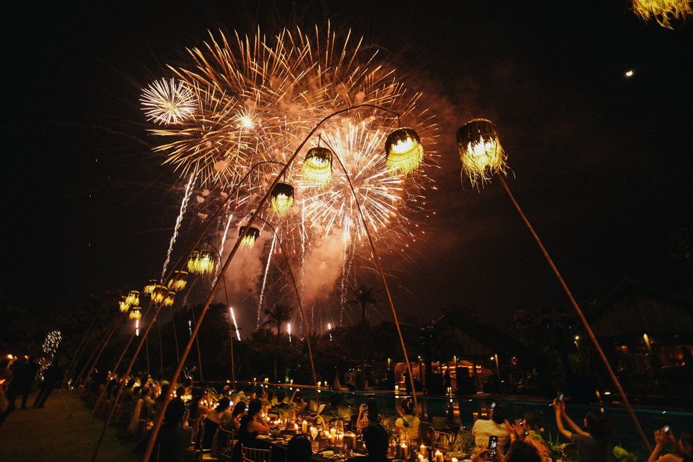カンボジアの前撮り/フォトウェディングのロケーション撮影 | 壮大な花火で海外ウェディング。