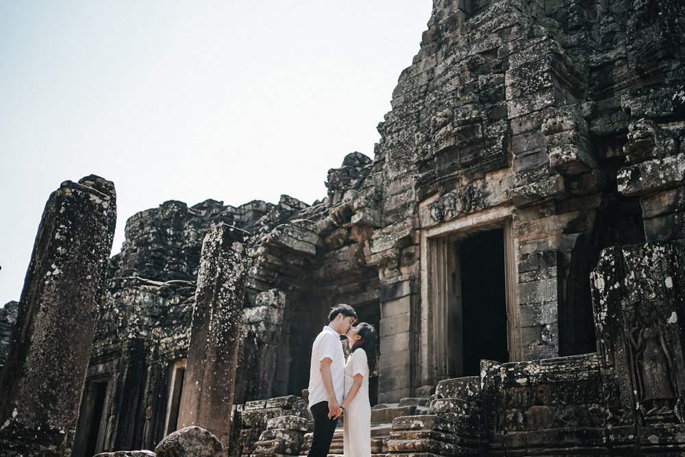 カンボジアの前撮り/フォトウェディングのロケーション撮影 | 世界遺産の遺跡でキスショット。