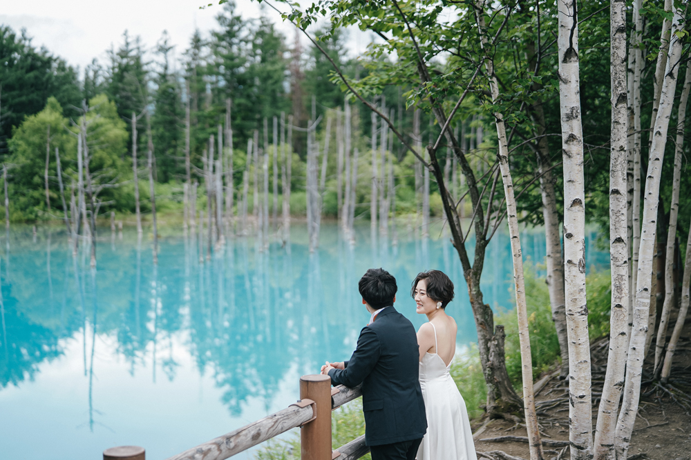 北海道・青い池の前撮り/フォトウェディングのロケーション撮影 | 神秘的な青い池と一緒に。