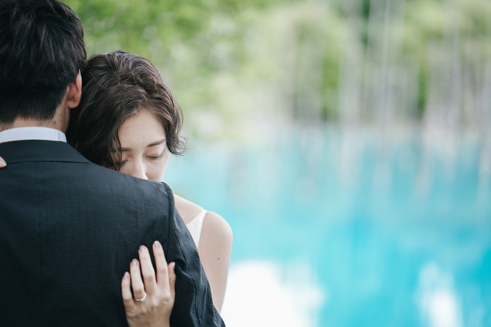 北海道・青い池の前撮り/フォトウェディングのロケーション撮影 | 青い池をバックに２人だけの世界を演出。
