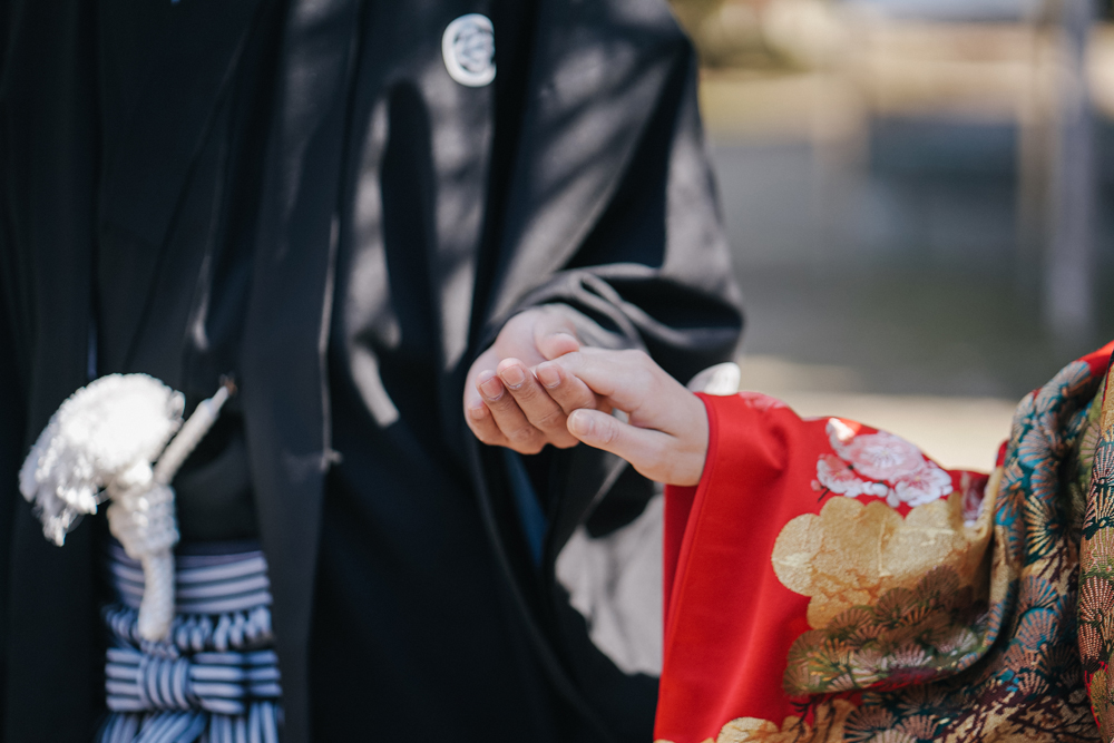 兵庫・大山寺の前撮り/フォトウェディングのロケーション撮影 | 前撮り撮影で人気の手元ショット。