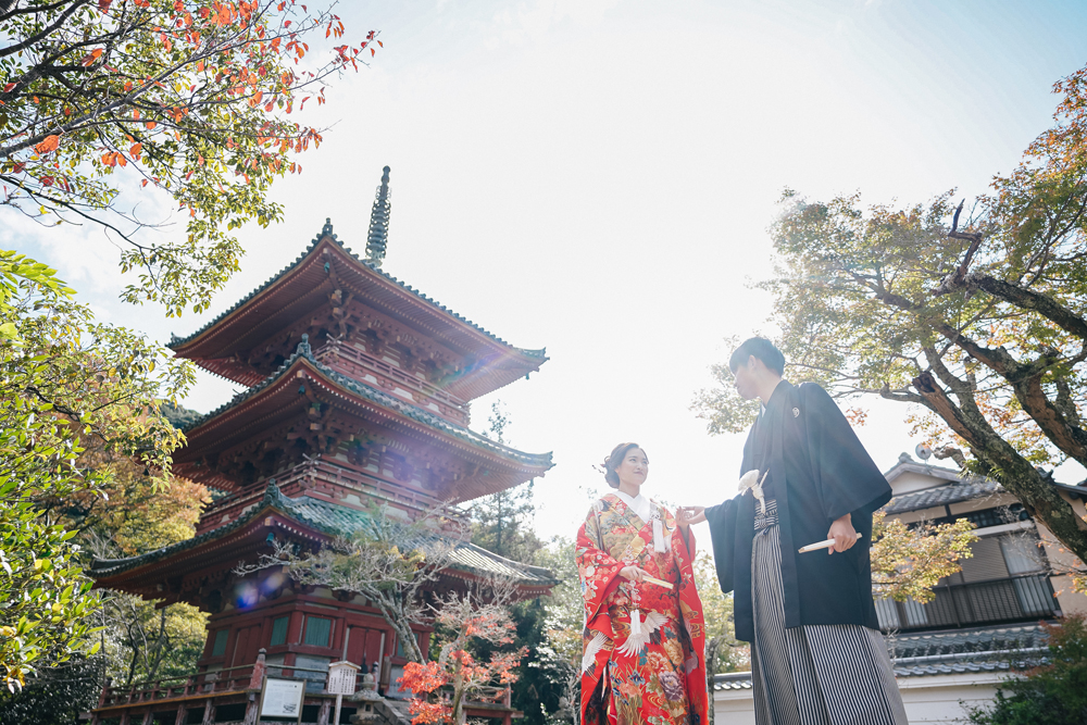 兵庫・大山寺の前撮り/フォトウェディングのロケーション撮影 | 歴史深い三重塔をバックに、優しい光に包まれながら。