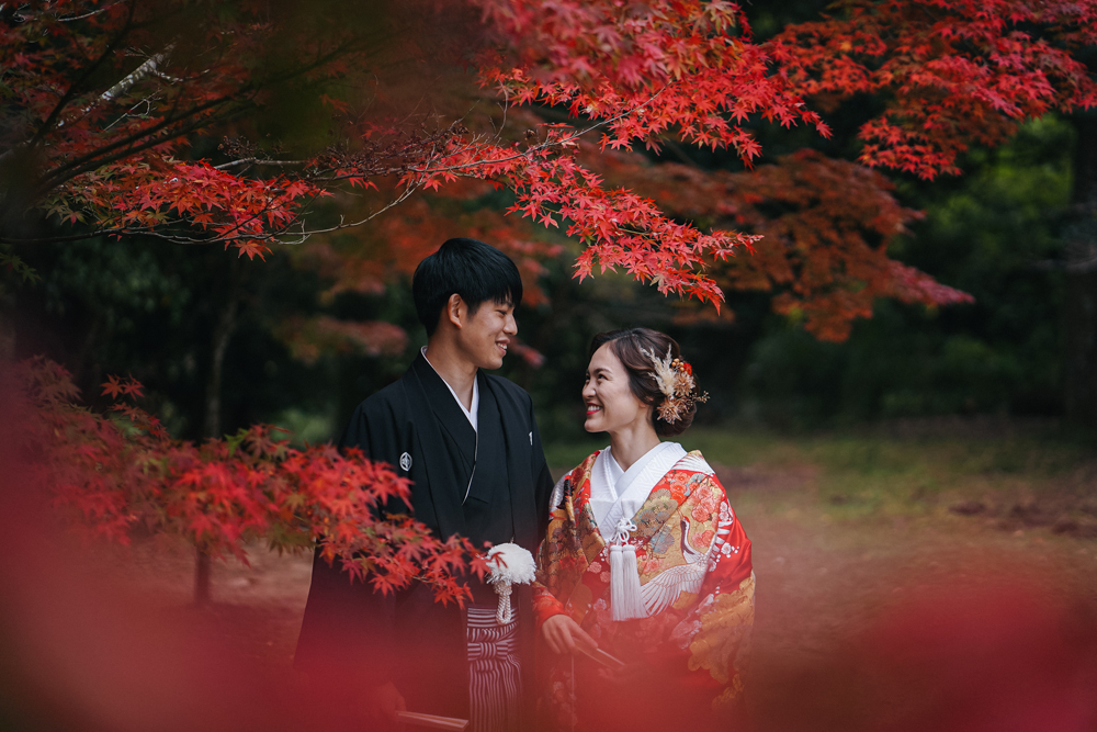 兵庫・大山寺の前撮り/フォトウェディングのロケーション撮影 | 秋の色味に染まった境内の自然と一緒に。
