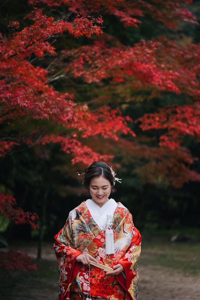 兵庫・大山寺の前撮り/フォトウェディングのロケーション撮影 | 一面綺麗に染まった秋の景色をバックに。