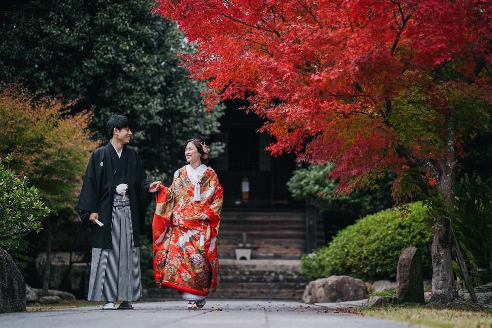 兵庫・大山寺の前撮り/フォトウェディングのロケーション撮影 | 色打掛が映えるお寺の中で。