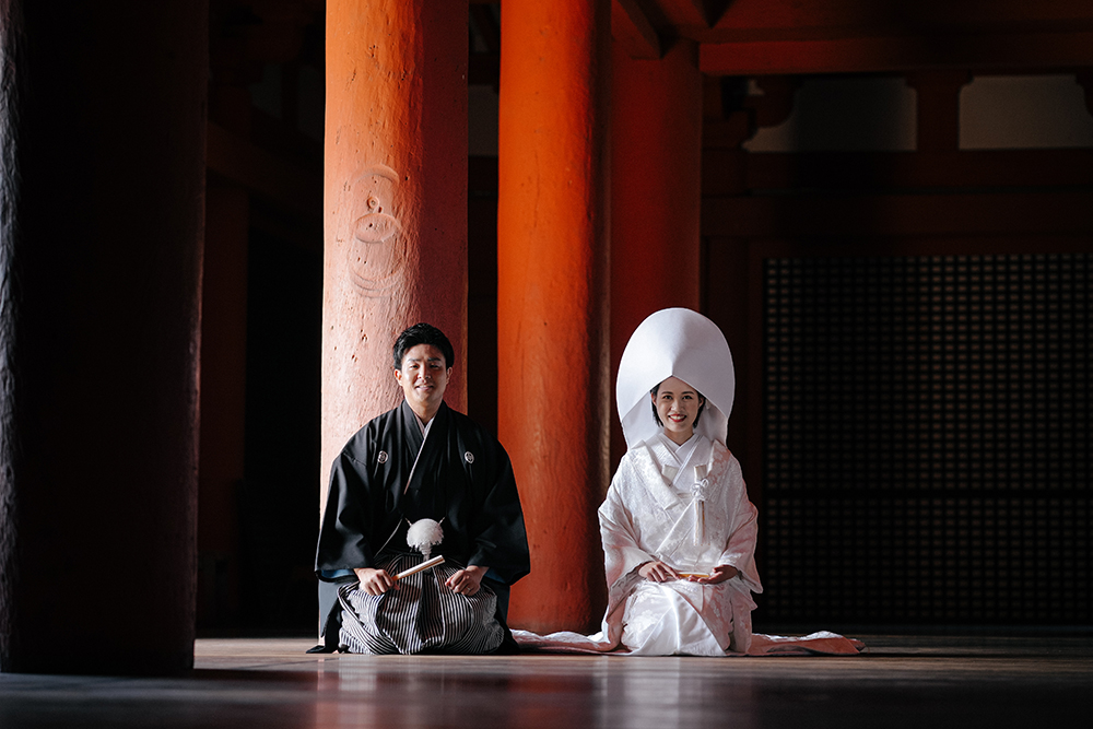 兵庫・大山寺の前撮り/フォトウェディングのロケーション撮影 | お堂の中で正座も撮れます。