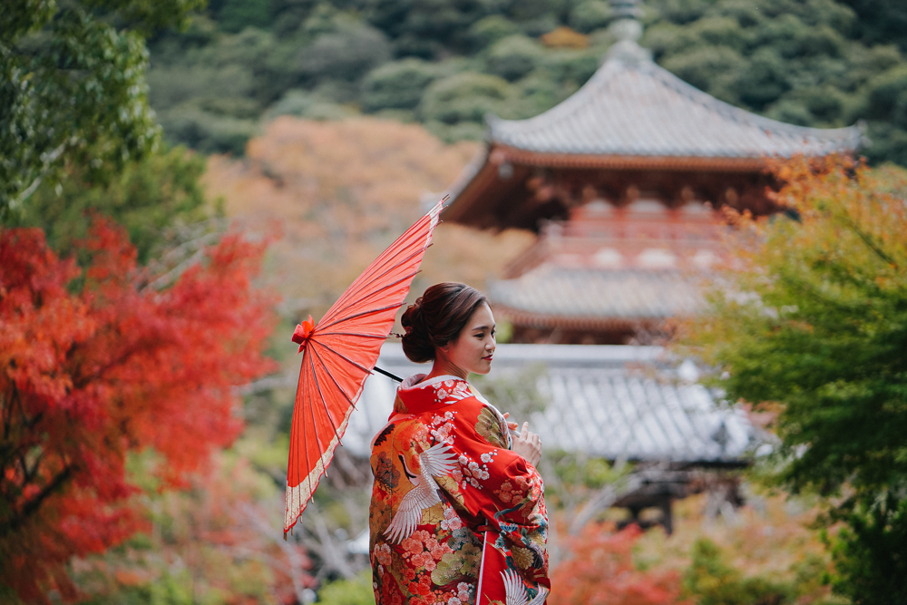 兵庫・大山寺の前撮り/フォトウェディングのロケーション撮影 | 和装前撮りで人気の和傘ショット。