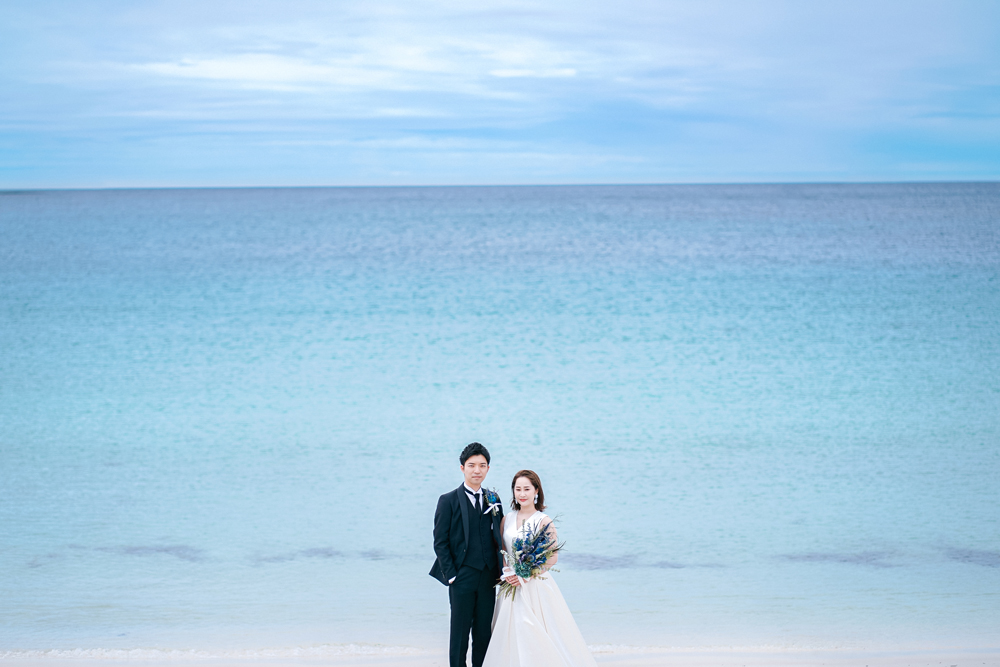 和歌山・白良浜の前撮り/フォトウェディングのロケーション撮影 | 青い海と青い空と白い砂浜で前撮りショット。