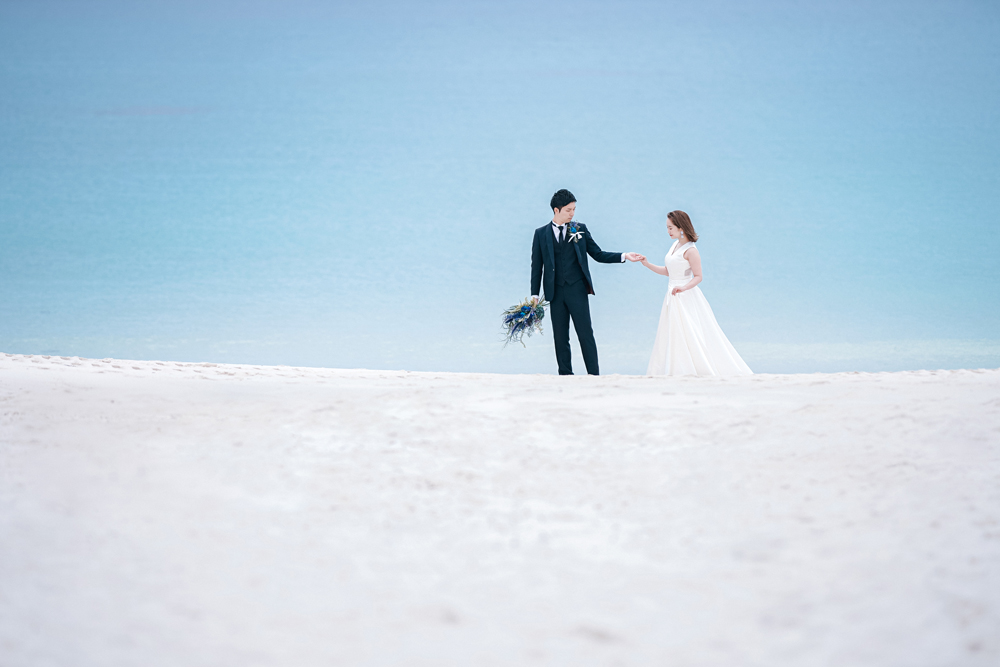 和歌山・白良浜の前撮り/フォトウェディングのロケーション撮影 | 青い海に白いウェディングドレスがピッタリです◎