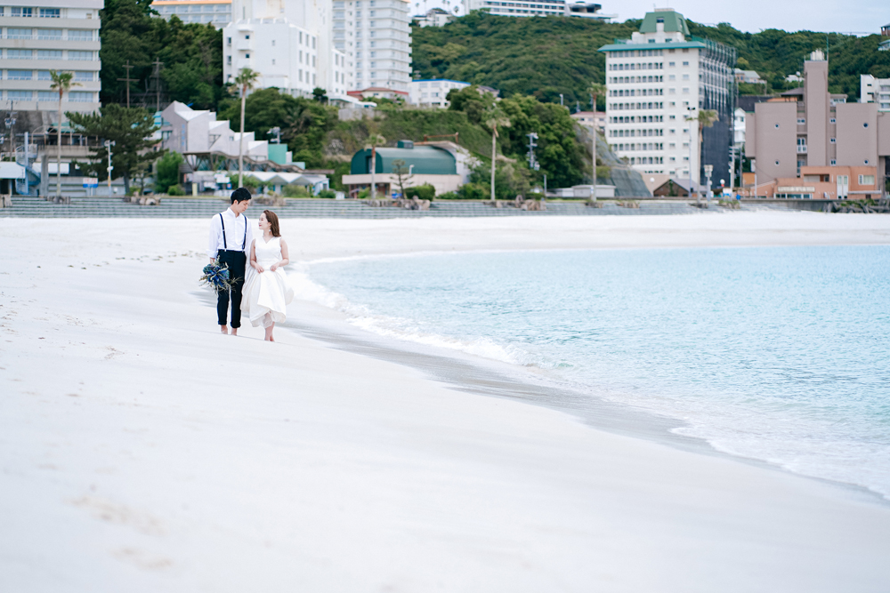 和歌山・白良浜の前撮り/フォトウェディングのロケーション撮影 | どこまでも続く白い砂浜で、海の前撮り撮影。