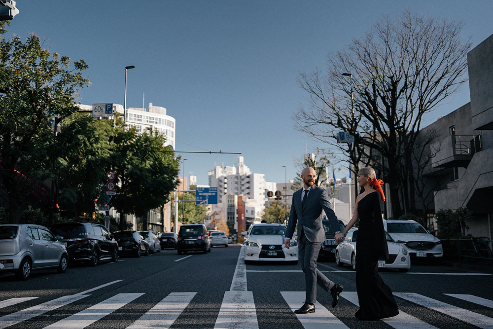 東京・代官山の前撮り/フォトウェディングのロケーション撮影 | 青空の下、二人の世界をつくる前撮り撮影。