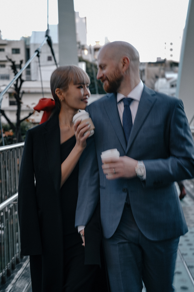 東京・代官山の前撮り/フォトウェディングのロケーション撮影 | いつも飲むコーヒー片手におしゃれな街並みの中で。