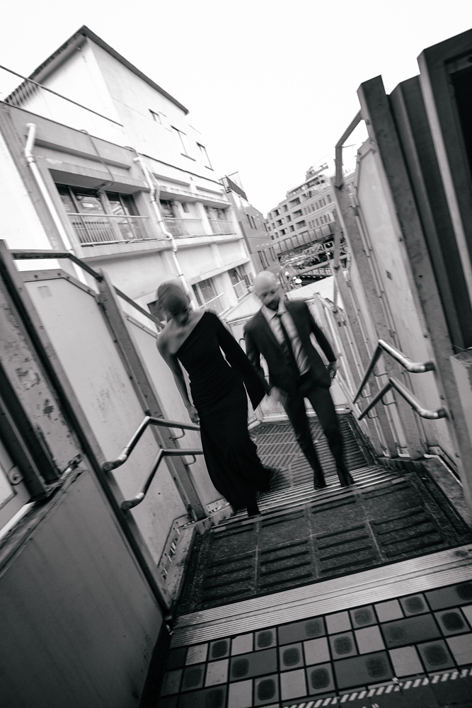 東京・代官山の前撮り/フォトウェディングのロケーション撮影 | まるで映画のワンシーンのような前撮りショット。