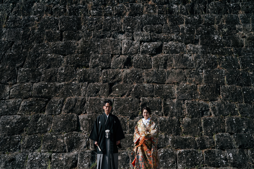 和歌山・和歌山城の前撮り/フォトウェディングのロケーション撮影 | お城らしい石垣をバックに。