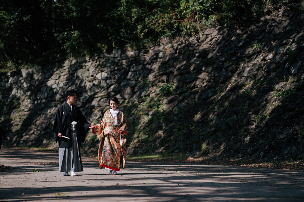 和歌山・和歌山城の前撮り/フォトウェディングのロケーション撮影 | お城らしい石垣をバックに。